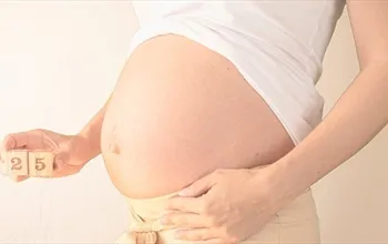 25 haftalık gebelik: Bebeğin gelişimi, annenin değişimleri ve klinik takip rehberi