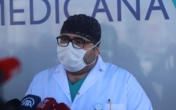 Koronavirüsü yenen doktor görevine alkışlarla döndü