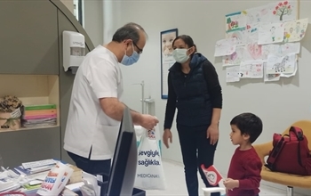 Doktorlardan Çocuklara Sürpriz Karşılama