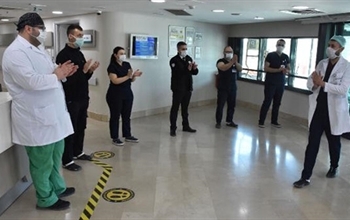 Koronavirüsü yenen hemşire alkışlarla görevine döndü