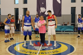 Basketbol maçında meme kanserine dikkat çekildi