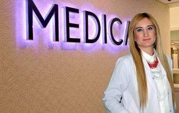 Oyun Oynayan Çocuk Yemekten Keyif Alır Oyun Oynayan Çocuk Yemekten Keyif Alır