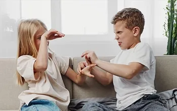 Kardeşini kıskanan bir çocuk nasıl davranır? Kardeş kıskançlığına nasıl yaklaşılmalı?