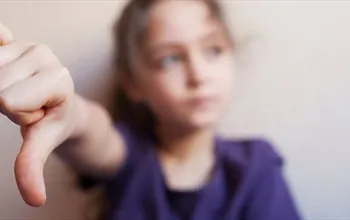 Çocuklarda karşıt gelme bozukluğu neden olur? Karşıt gelme bozukluğu olan çocuğa nasıl davranmalı?