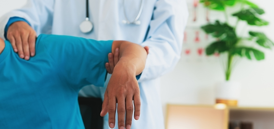 Donuk omuz ağrısı nereye vurur? Donuk omuz nasıl tedavi edilir?