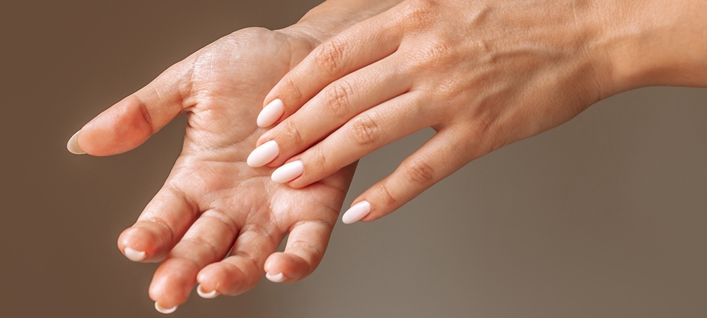 El terlemesi nasıl geçer? El terlemesi neden olur?