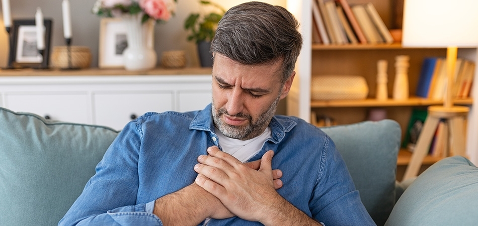 Göğüs ağrısı neden olur? Göğüs ağrısı ne zaman tehlikelidir?