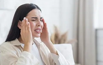 Göze vuran baş ağrısı: Nedenleri, belirtileri ve tedavi yaklaşımları