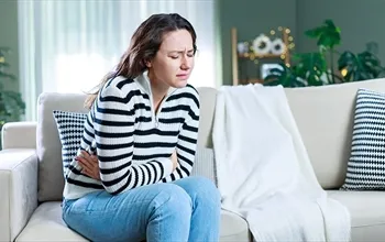 Tüp bebek sonrası kasık ağrısı: Nedenleri, ne zaman endişelenmeli ve doktora başvuru rehberi