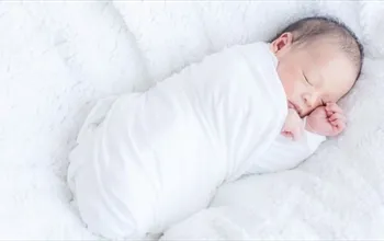 Bebekleri kundaklamanın faydaları nelerdir? Kundak doğru mu?