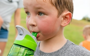 Uzmanından Yaz Sıcağında Çocukları Koruyacak Önlemler