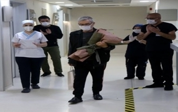 Sivas'ta koronavirüsü yenen 64 yaşındaki hasta alkışlarla uğurlandı