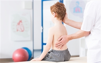 Anneler çocuğunu giydirirken fark ediyor: Skolyoz nasıl ortaya çıkar?