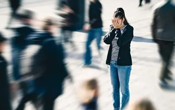 Sosyal anksiyete bozukluğu: Toplum önünde korku mu, yoksa tedavi edilebilir bir durum mu?