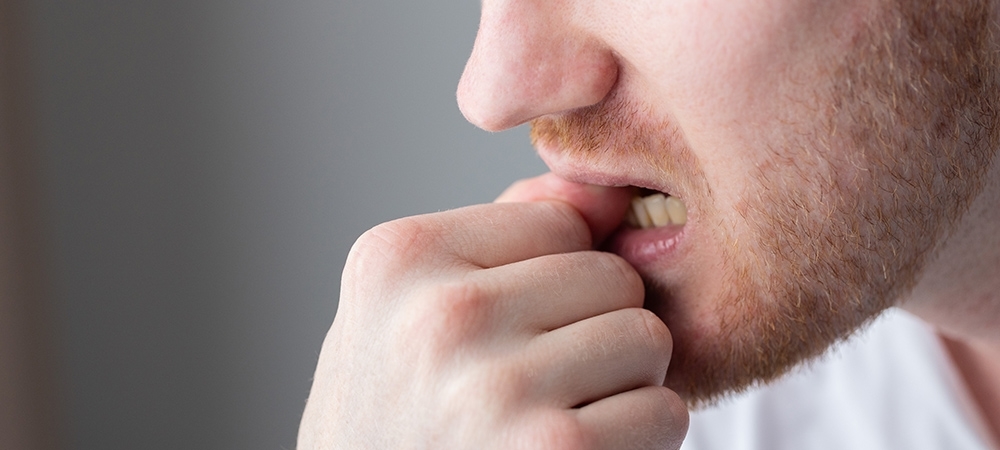 Tırnak yemek neyin belirtisi olabilir? Tırnak yeme alışkanlığı nasıl bırakılır?