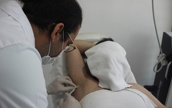 Yaz aylarının kabusu terlemeye karşı botokslu çözüm