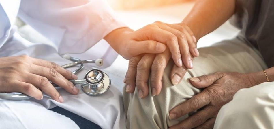 Dizlerde kireçlenme: Nedenleri, belirtileri ve tedavi yaklaşımları